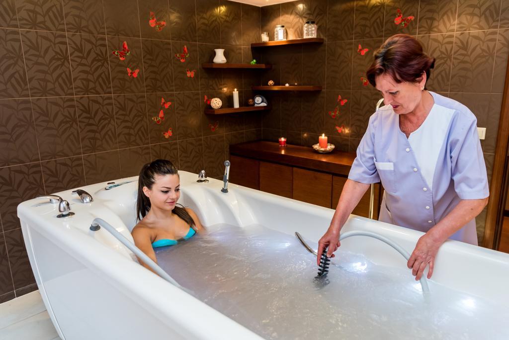 Spa Hotel Medicus วาร์เชทส์ ภายนอก รูปภาพ